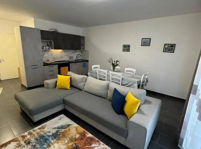 Seaside Sun And Fun * Velipoje