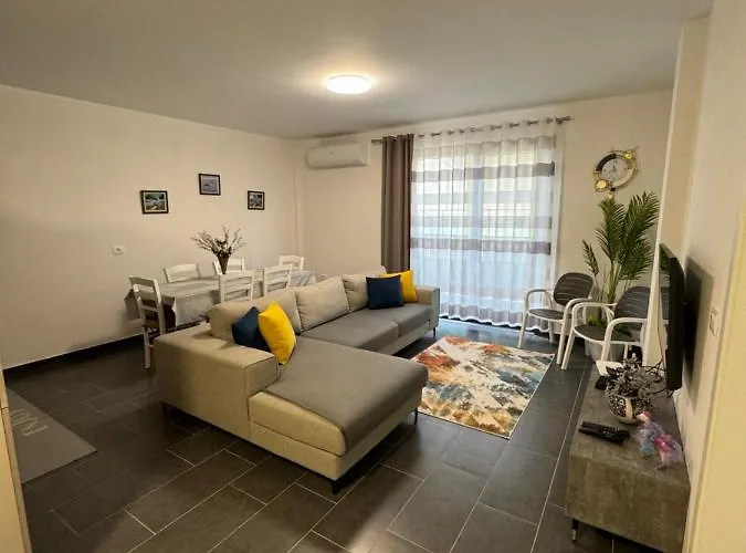 Seaside Sun And Fun * Velipojë